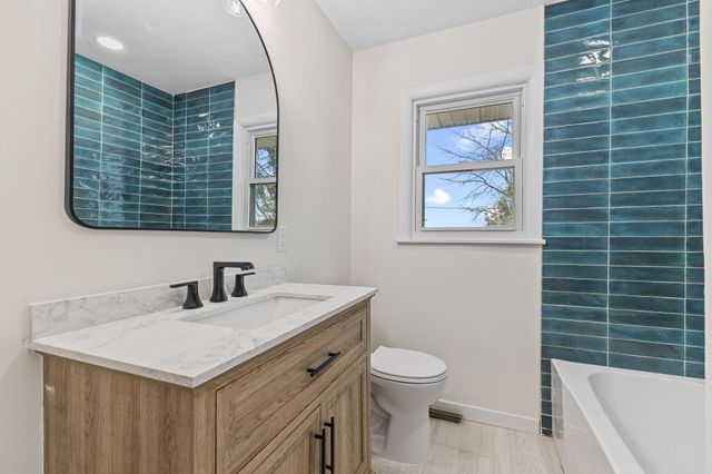 1895 Shryer Avenue W, Roseville, MN 55113