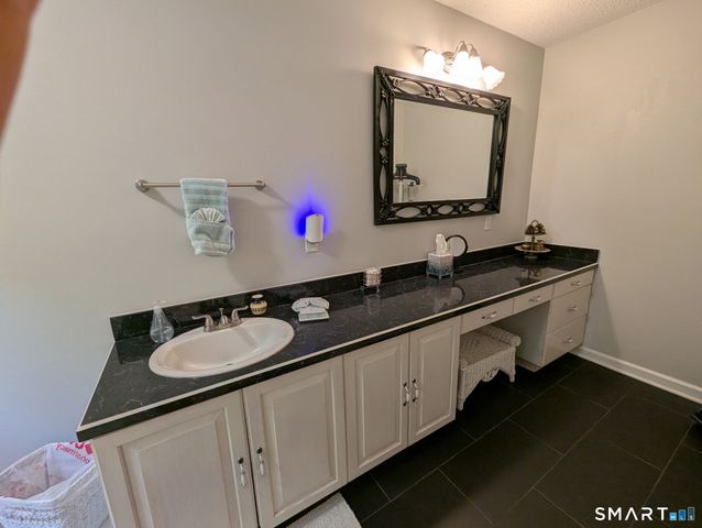 80 Pine Hollow Drive, Middlebury, CT 06762