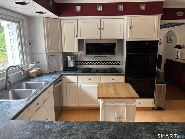 80 Pine Hollow Drive, Middlebury, CT 06762