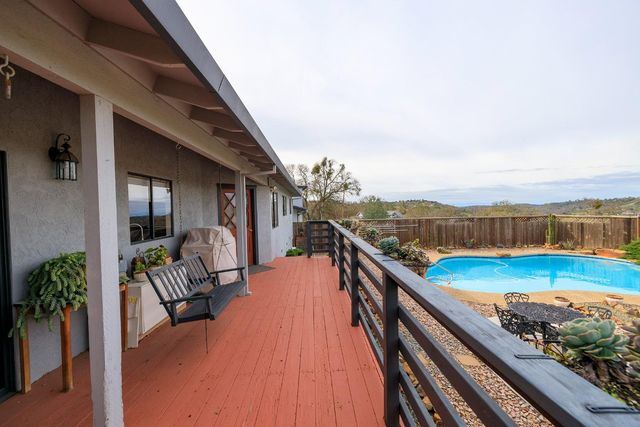 2318 Hartvickson Ln, Valley Springs, CA 95252