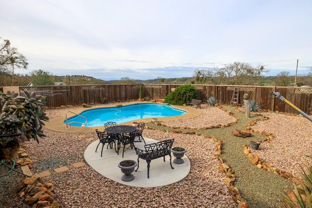 2318 Hartvickson Ln, Valley Springs, CA 95252