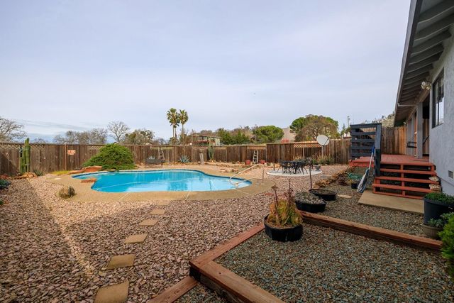2318 Hartvickson Ln, Valley Springs, CA 95252