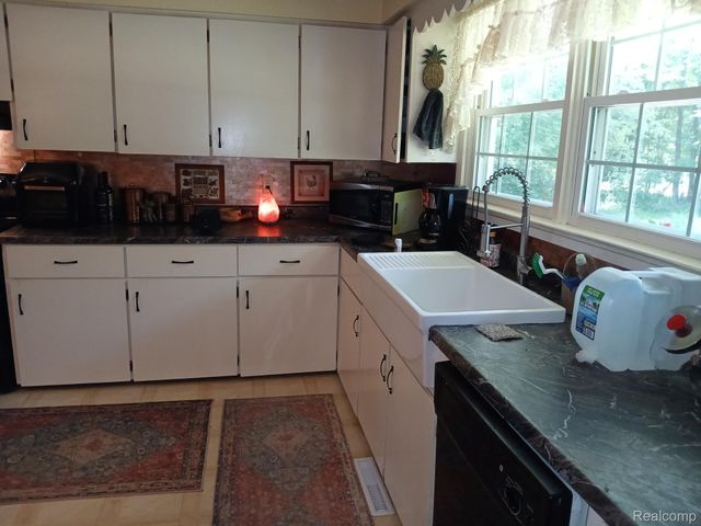 18073 Sharon Valley Road, Sharon Township, MI 48158