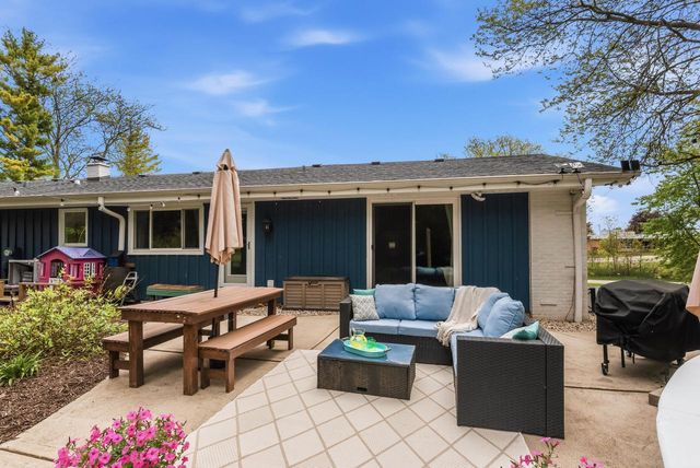 11311 N St James LANE, Mequon, WI 53092