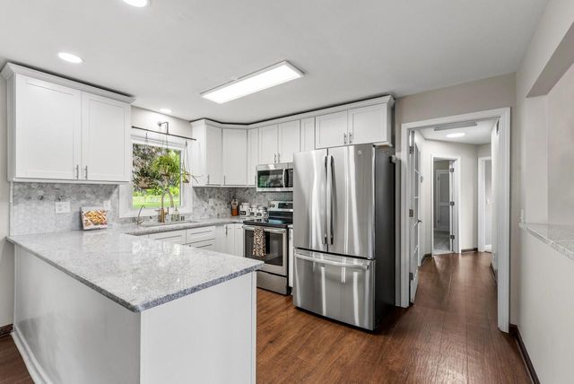 11311 N St James LANE, Mequon, WI 53092