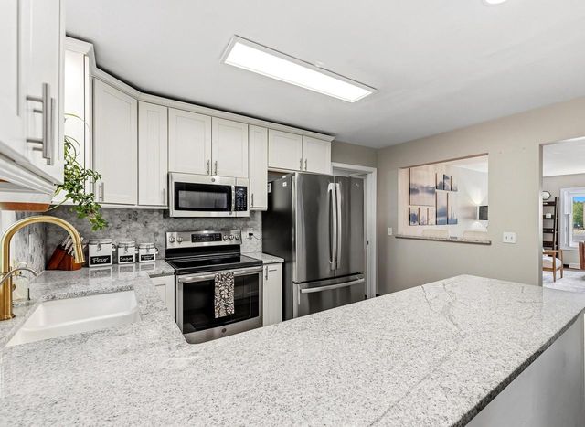 11311 N St James LANE, Mequon, WI 53092