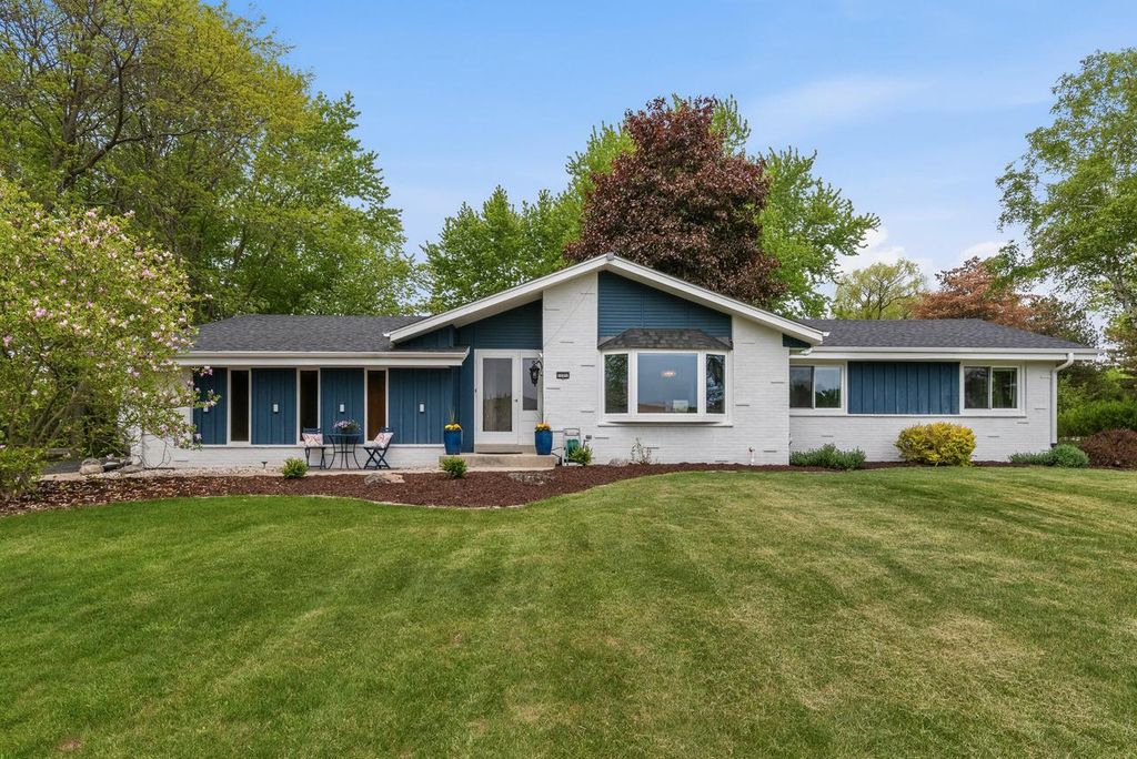 11311 N St James LANE, Mequon, WI 53092