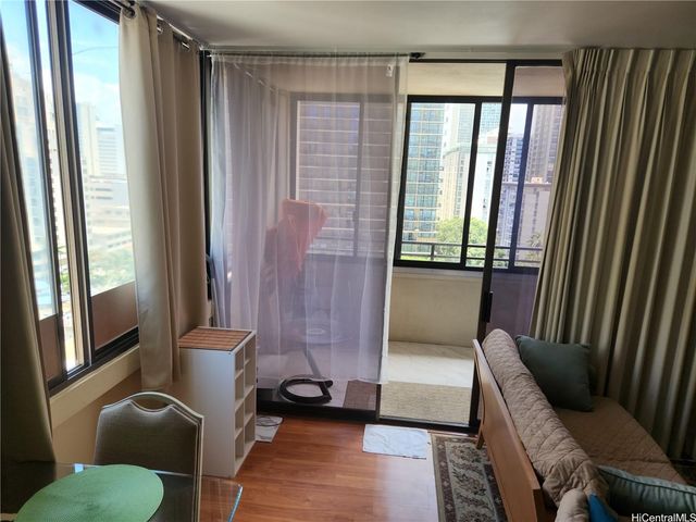 2410 E Cleghorn Street 1504, Honolulu, HI 96815