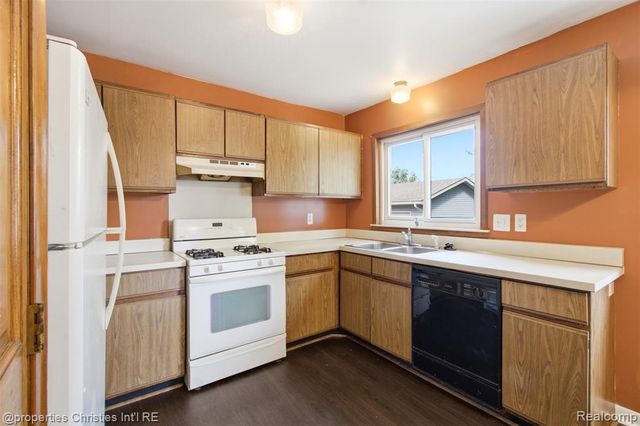 2814 Warrior Drive, Wixom, MI 48393