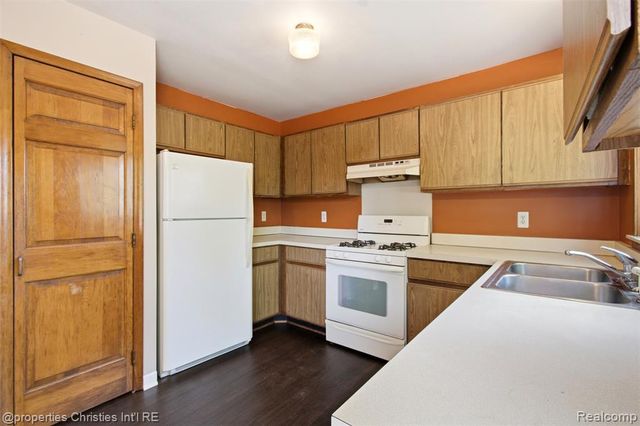 2814 Warrior Drive, Wixom, MI 48393