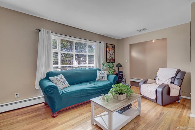 13 Haight Street, Deer Park, NY 11729