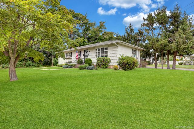 13 Haight Street, Deer Park, NY 11729