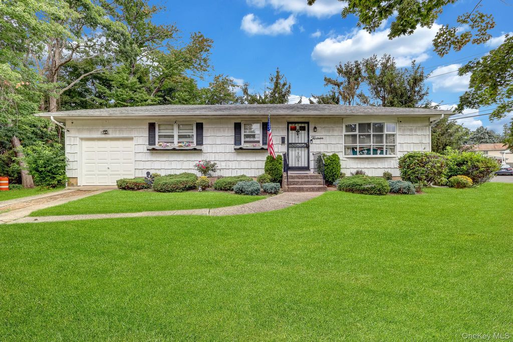 13 Haight Street, Deer Park, NY 11729 — photo 4