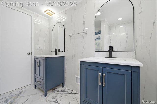 33538 Somerset Drive, Sterling Heights, MI 48312