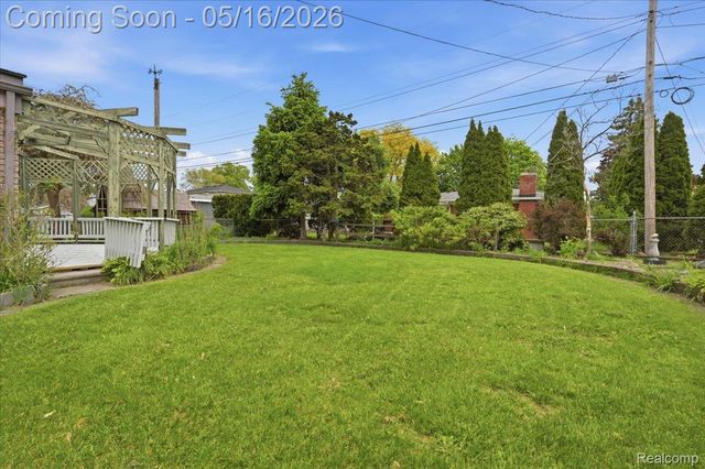 33538 Somerset Drive, Sterling Heights, MI 48312