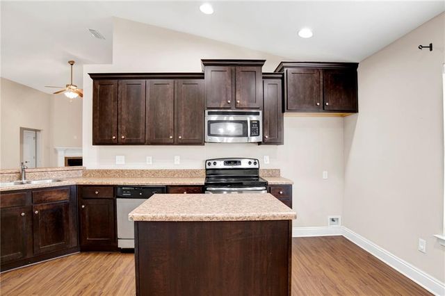 2273 Farrington W Loop, Semmes, AL 36575