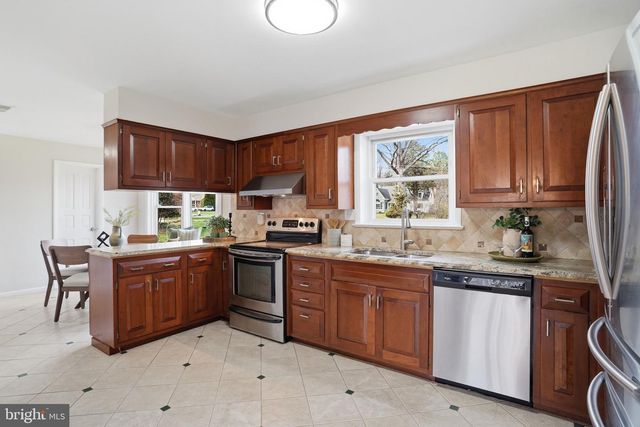 8509 CRESTVIEW DR, Fairfax, VA 22031