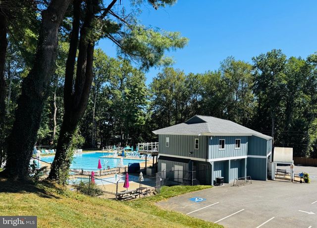 8509 CRESTVIEW DR, Fairfax, VA 22031