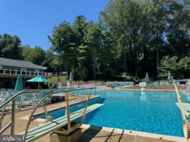 8509 CRESTVIEW DR, Fairfax, VA 22031