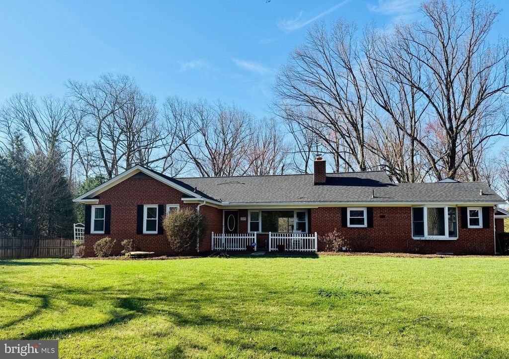 8509 CRESTVIEW DR, Fairfax, VA 22031