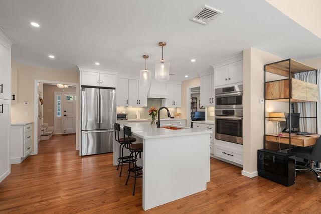 10 Steven Ln, Medfield, MA 02052