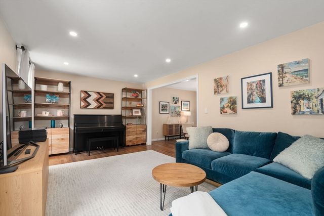 10 Steven Ln, Medfield, MA 02052