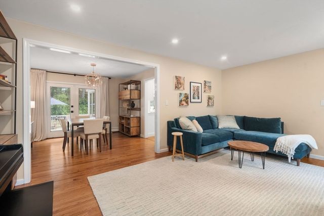 10 Steven Ln, Medfield, MA 02052