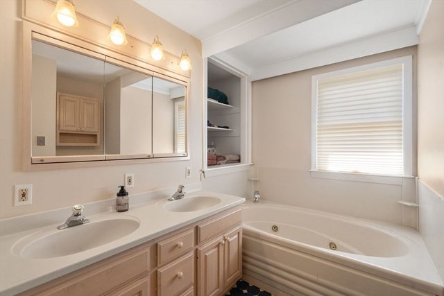 10 Steven Ln, Medfield, MA 02052