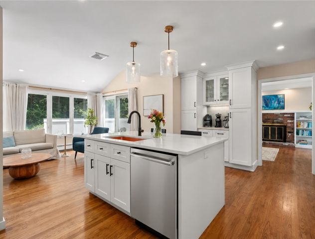 10 Steven Ln, Medfield, MA 02052