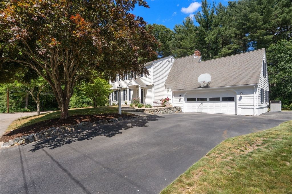 10 Steven Ln, Medfield, MA 02052