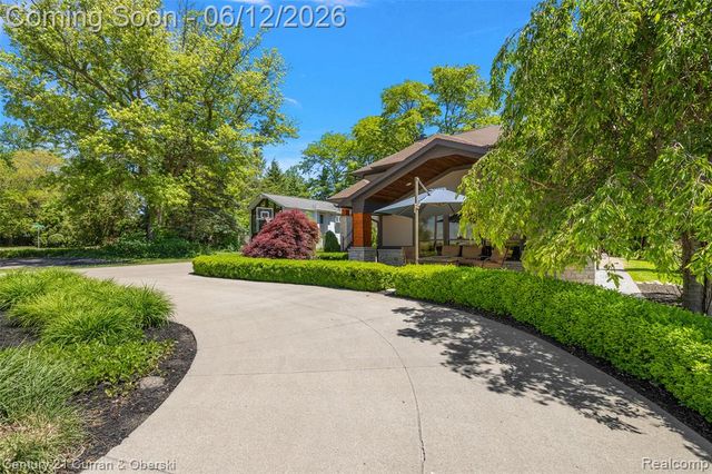 1345 E Lake Drive, Novi, MI 48377