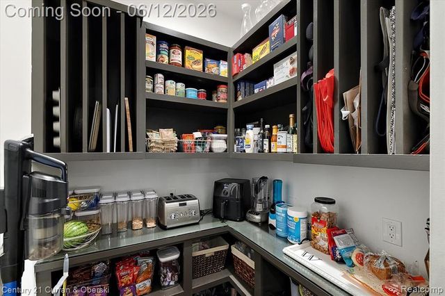 1345 E Lake Drive, Novi, MI 48377