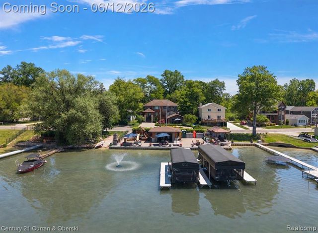 1345 E Lake Drive, Novi, MI 48377