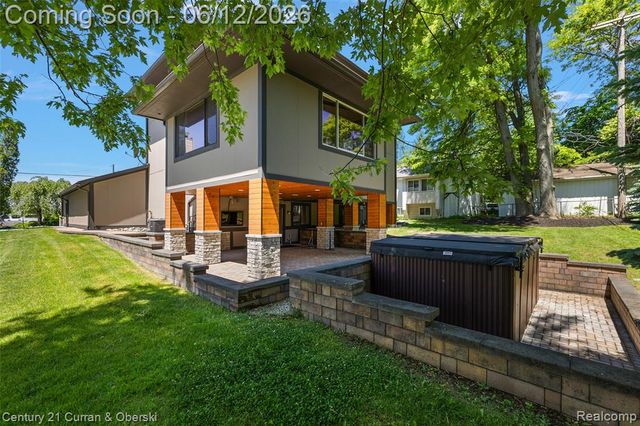 1345 E Lake Drive, Novi, MI 48377