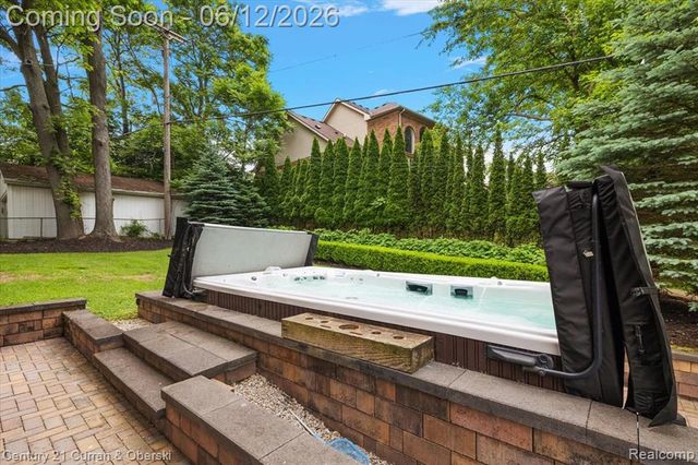 1345 E Lake Drive, Novi, MI 48377