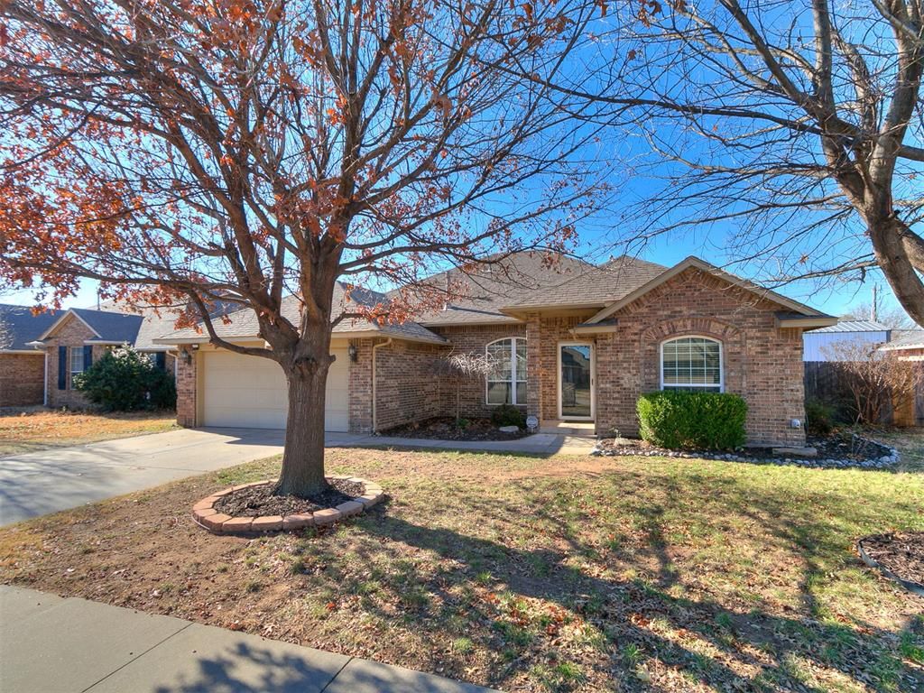 Image 1 of property listing at 1905 Breakers West Boulevard, Yukon, OK 73128