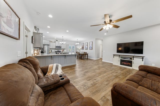 530 Fairway Dr, Lafayette, TN 37083