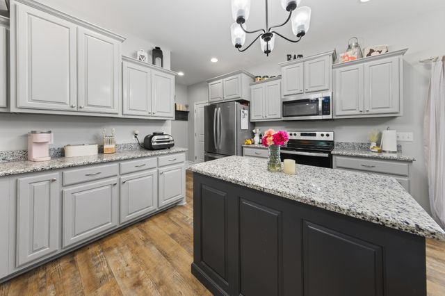 530 Fairway Dr, Lafayette, TN 37083