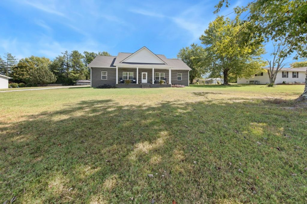 530 Fairway Dr, Lafayette, TN 37083