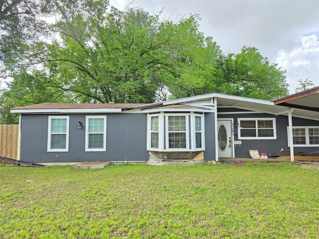 1203 Highland Ave, Rockdale, TX 76567