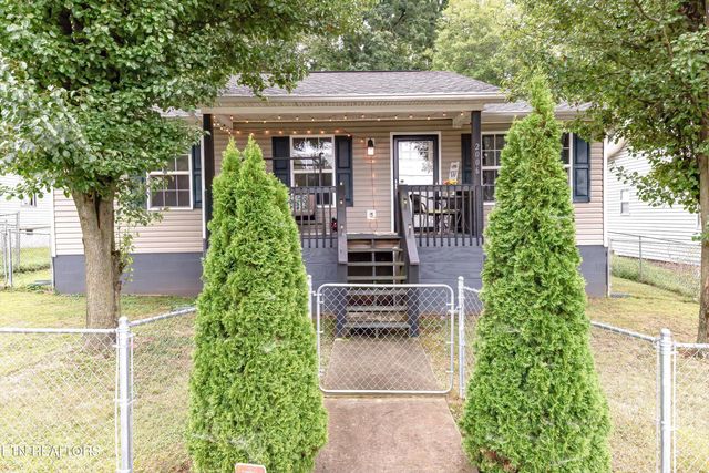 2006 Mccroskey Ave, Knoxville, TN 37917