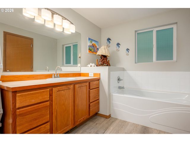 415 MCKEE Rd, Castle Rock, WA 98611
