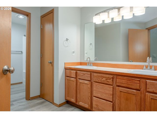 415 MCKEE Rd, Castle Rock, WA 98611