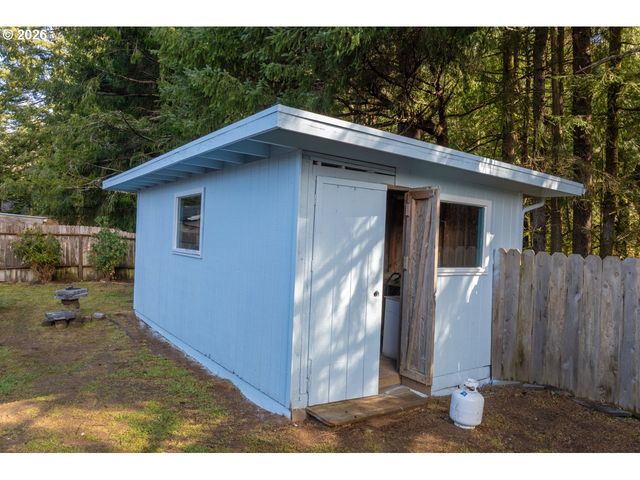 3292 MUNSEL LAKE Rd, Florence, OR 97439