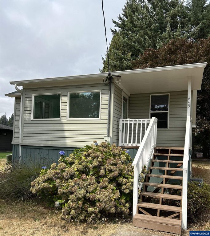 645 East Thornton Lake Dr NW, Albany, OR 97321