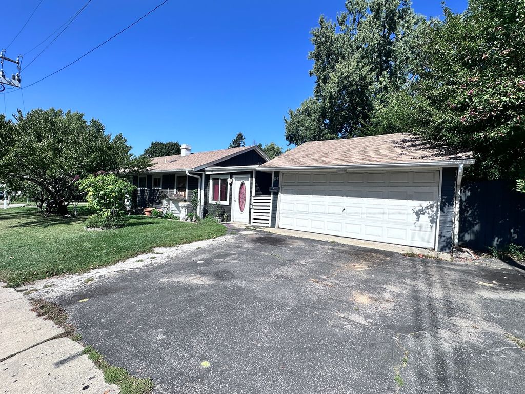 57 Robin Road, Carpentersville, IL 60110