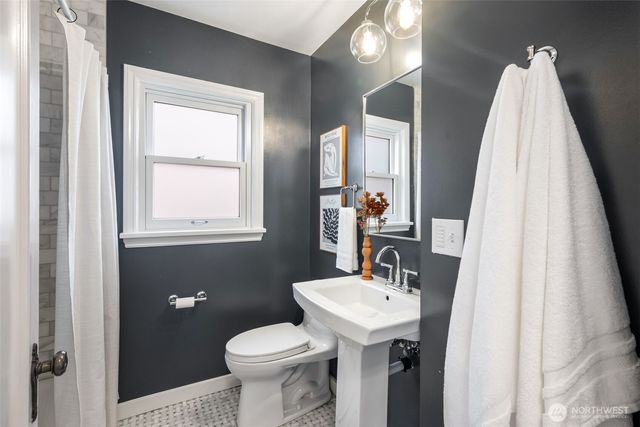 5232 38th Avenue NE, Seattle, WA 98105