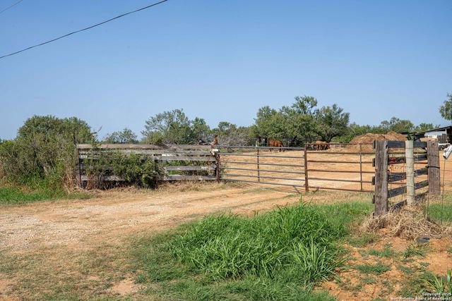 3285 Pittman Rd, St Hedwig, TX 78152