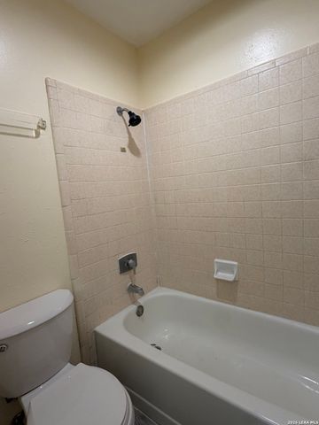 9510 Scots Gln, San Antonio, TX 78240