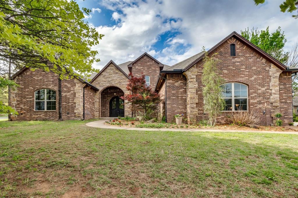 Image 1 of property listing at 2082 Vaquero Court, Edmond, OK 73034